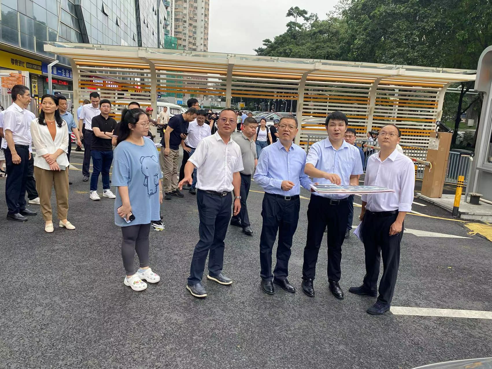 王梦瑶-区政协主席调研城中村项目.jpg 王梦瑶-区政协主席调研城中村项目.jpg