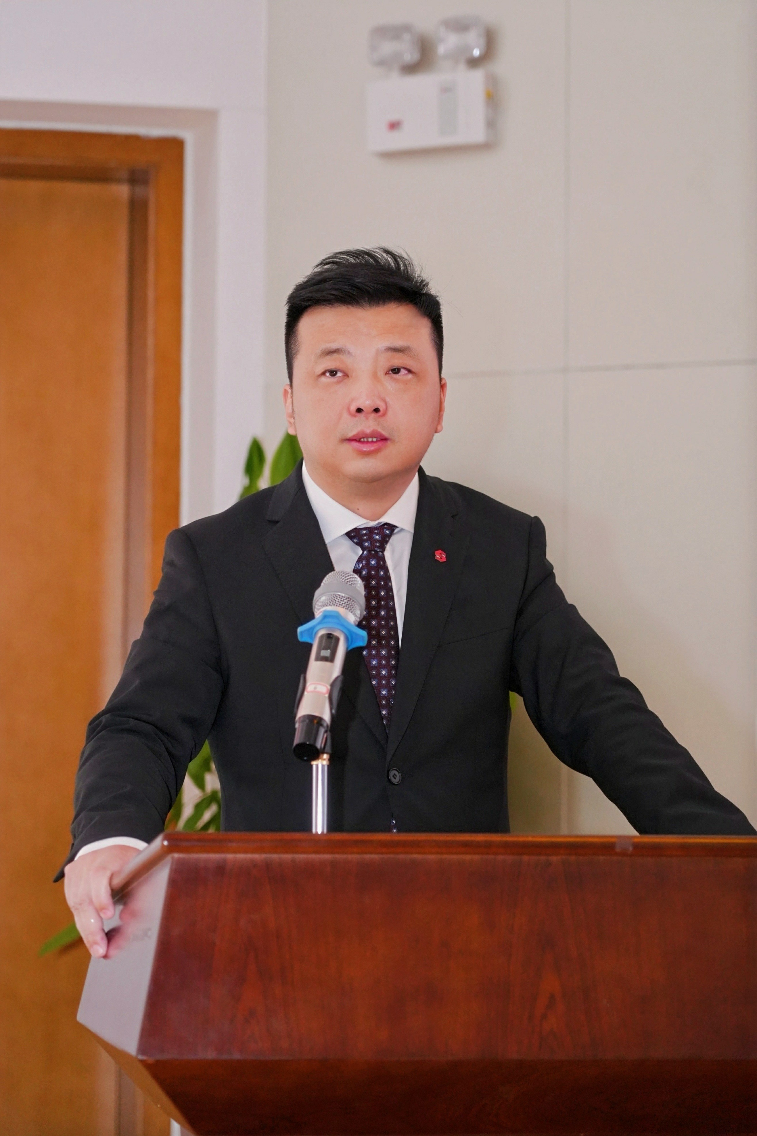 龚董(新).jpg 龚董(新).jpg