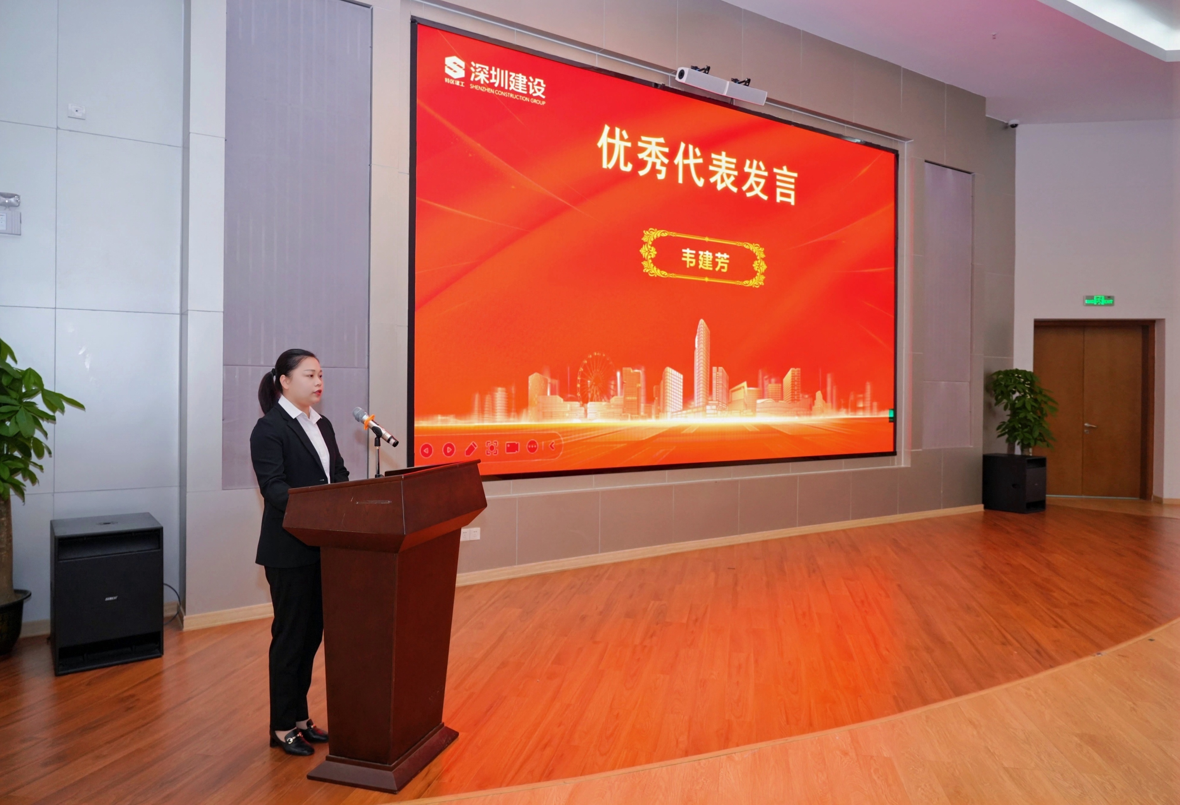优秀代表韦建芳发言.jpg 优秀代表韦建芳发言.jpg